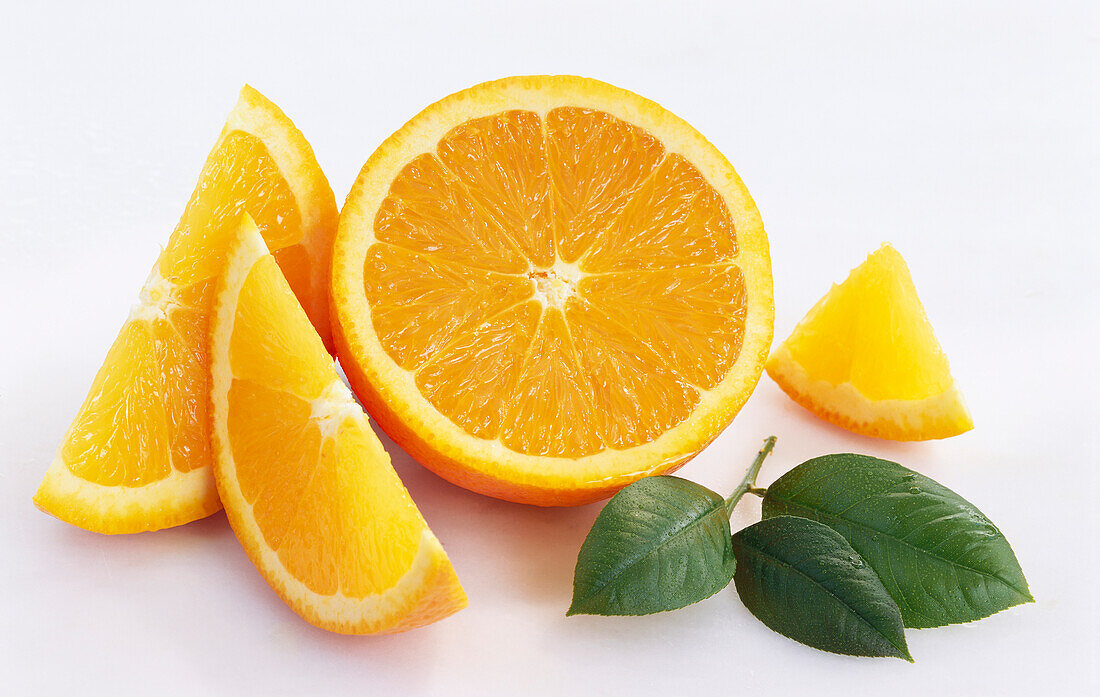 Apfelsinenhälfte, Apfelsinenachtel und Blätter