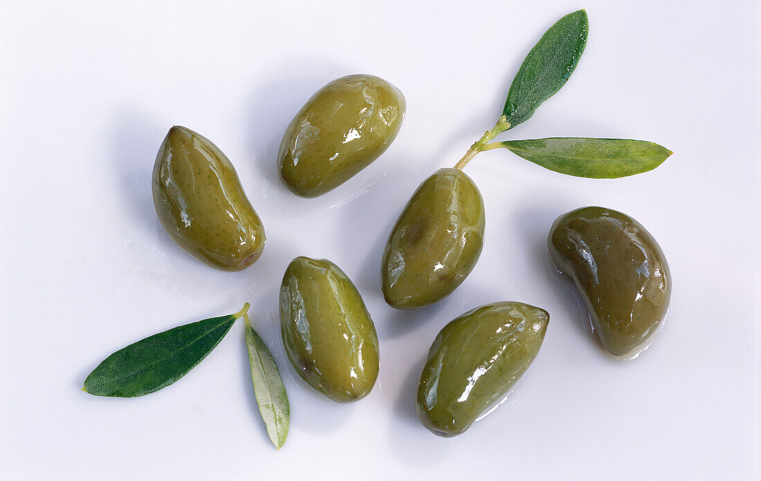 Grüne Oliven auf hellem Untergrund