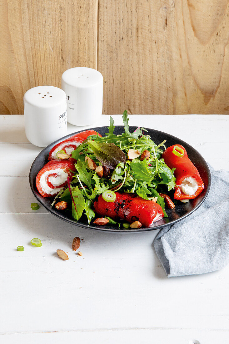 Salat mit Paprika-Ziegenfrischkäse-Röllchen