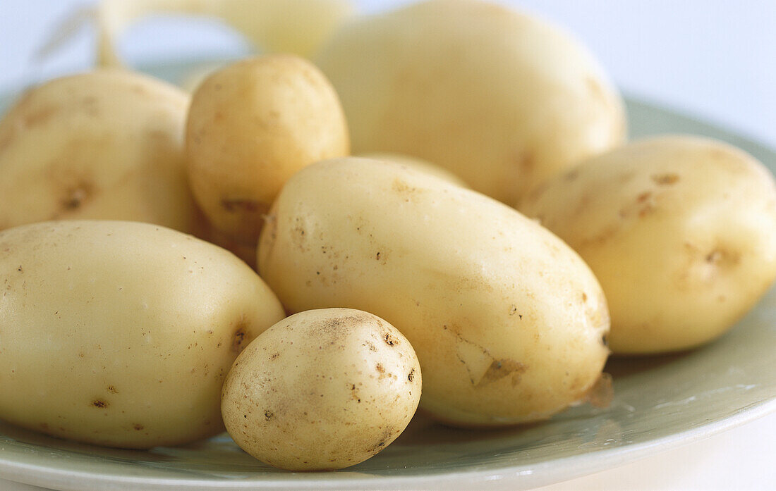 Biokartoffeln auf weißem Teller (Nahaufnahme)