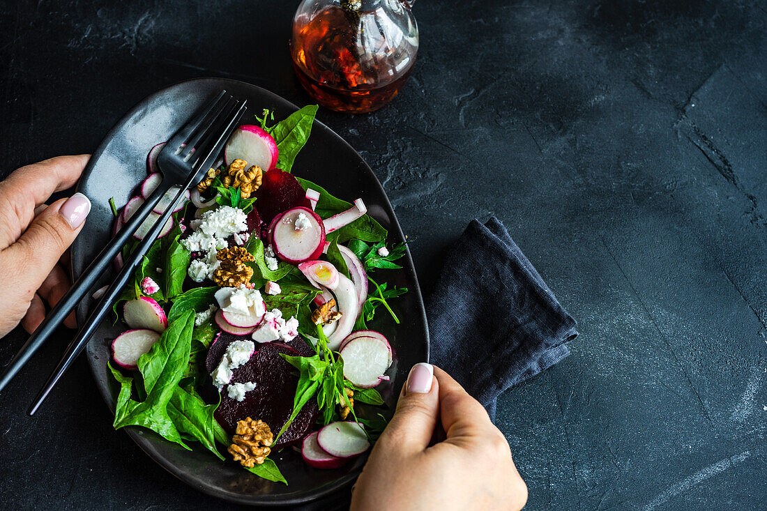 Spinat-Radieschen-Salat mit Feta und Walnüssen