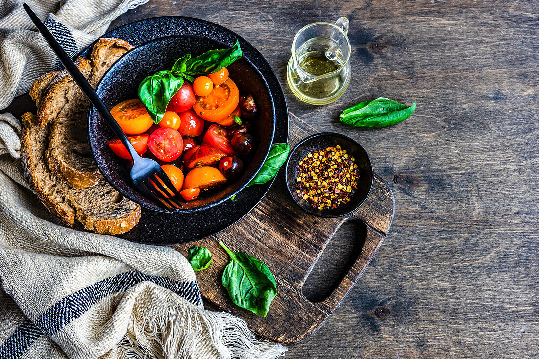 Bio-Tomatensalat mit Basilikum