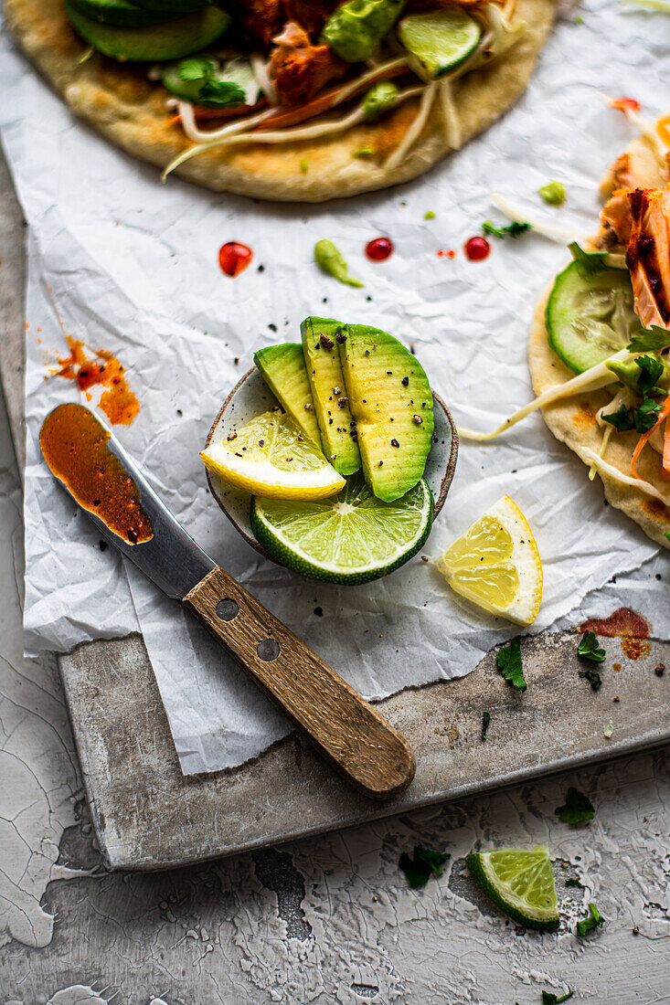 Avocado mit Limette für Naanbrot mit gegrilltem Lachs