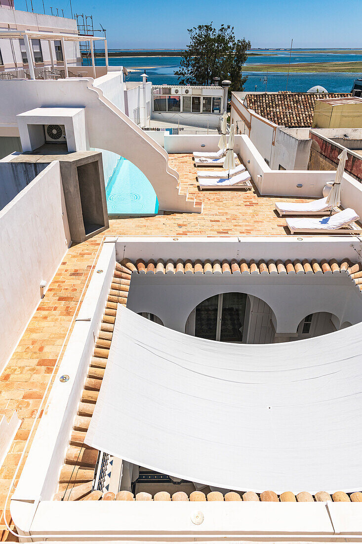 Terrasse mit Sonnensegel und Blick auf das Meer