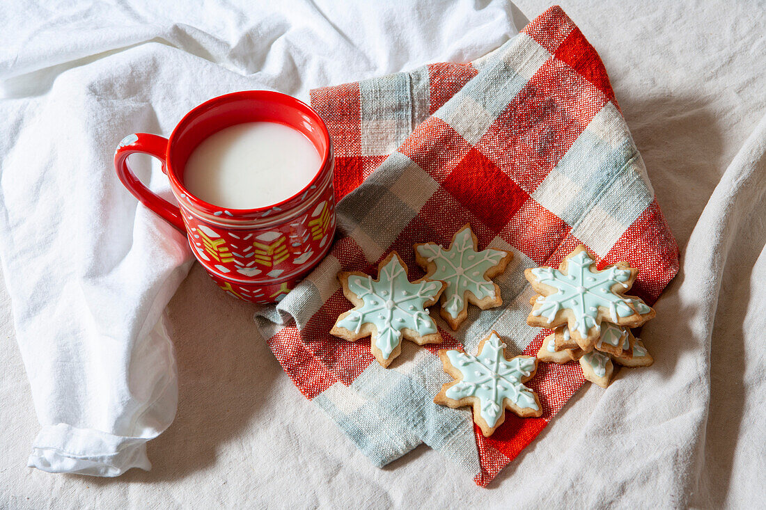 Weihnachtsplätzchen mit Tasse Milch