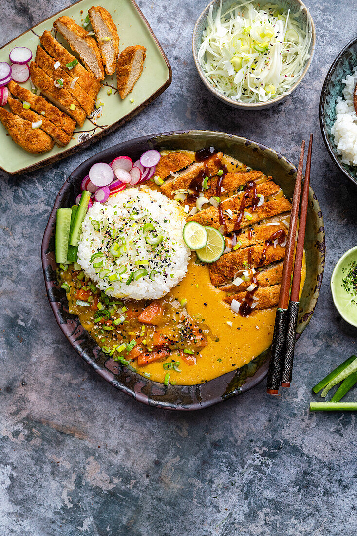 Hähnchen-Katsu-Curry mit Reis