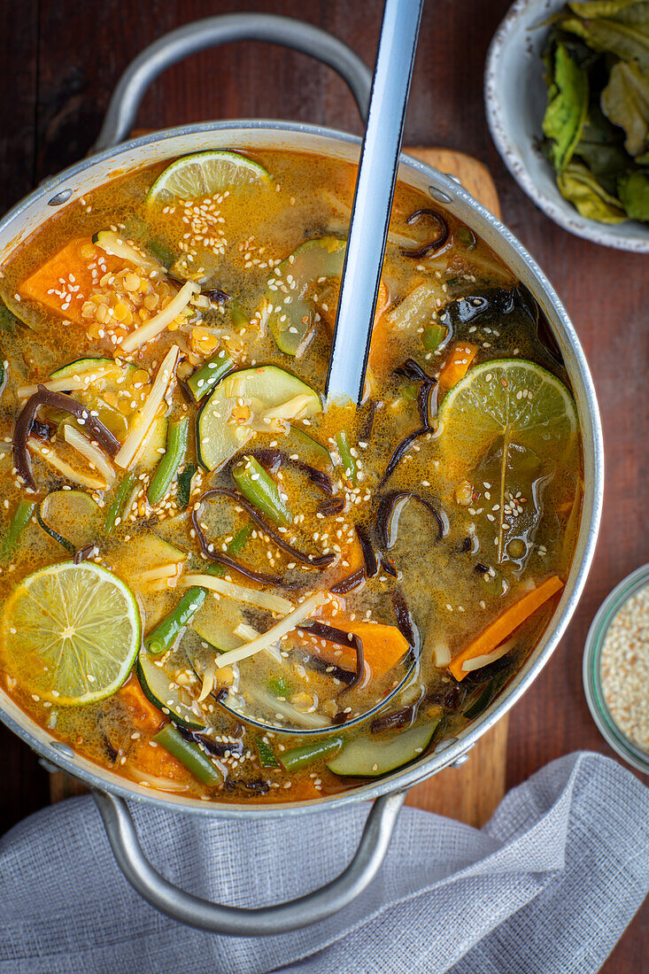 Currysuppe mit Süßkartoffeln, Gemüse und Pilzen