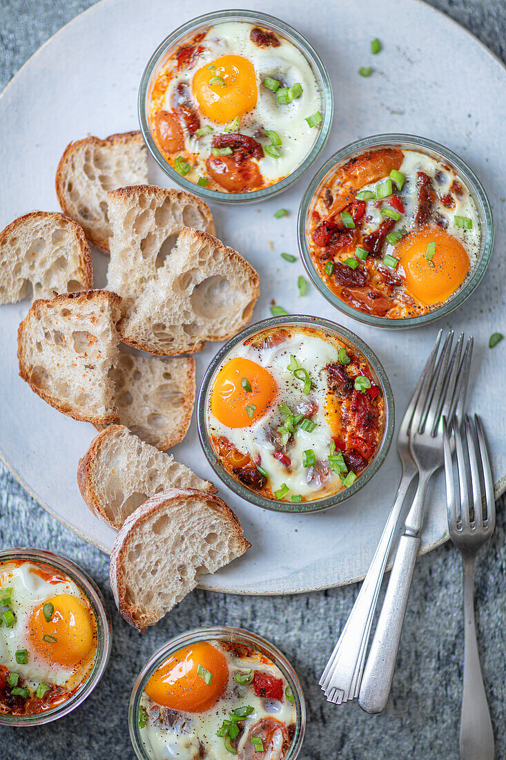 Eier im Glas mit Chorizo, Tomaten, Paprika und Brot