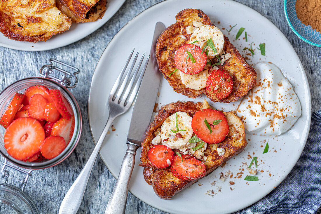 French Toast mit Brioche, Erdbeeren und Banane