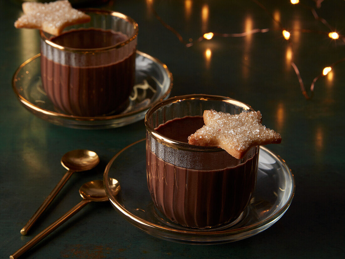 Heiße Schokolade serviert mit Sternplätzchen