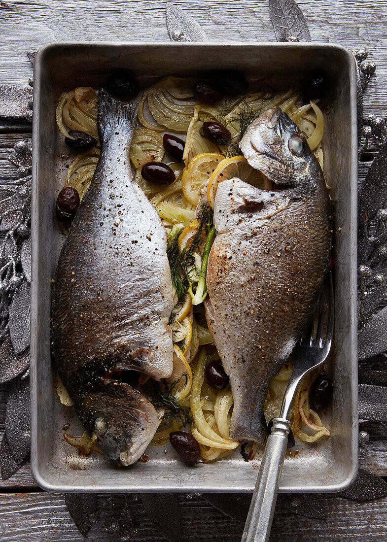 Ofengebackener Fisch mit Zwiebeln, Oliven und Zitronen