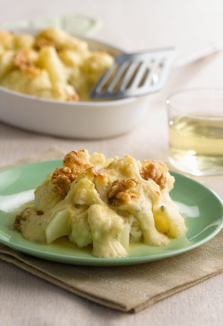 Cauliflower au gratin with nuts