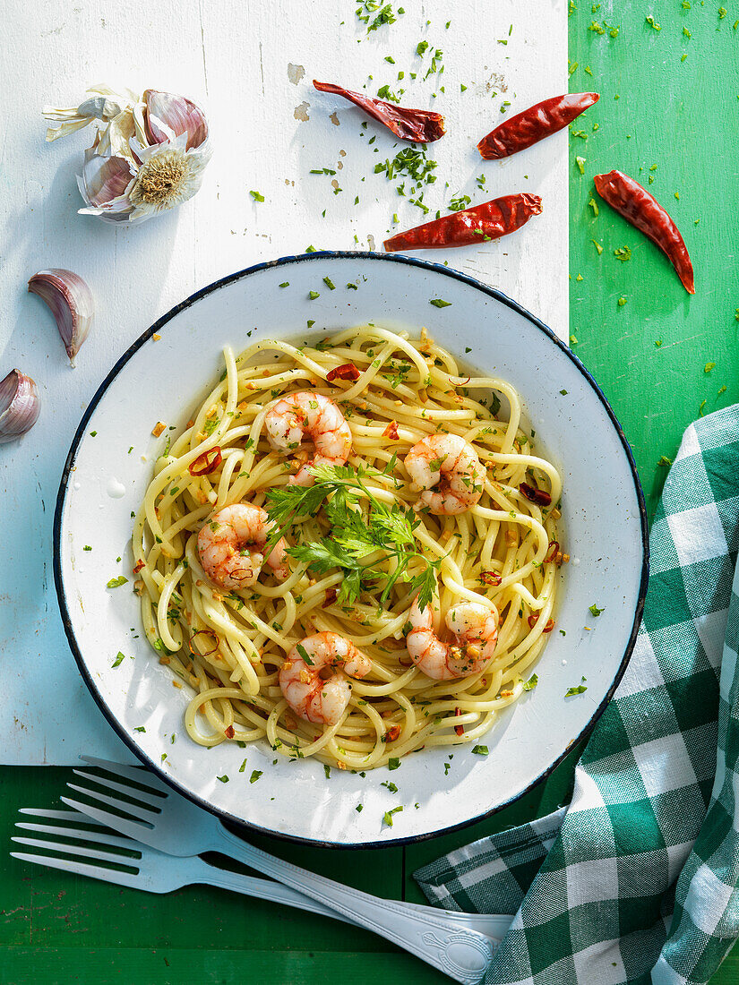 Spaghetti with prawns, garlic and chili