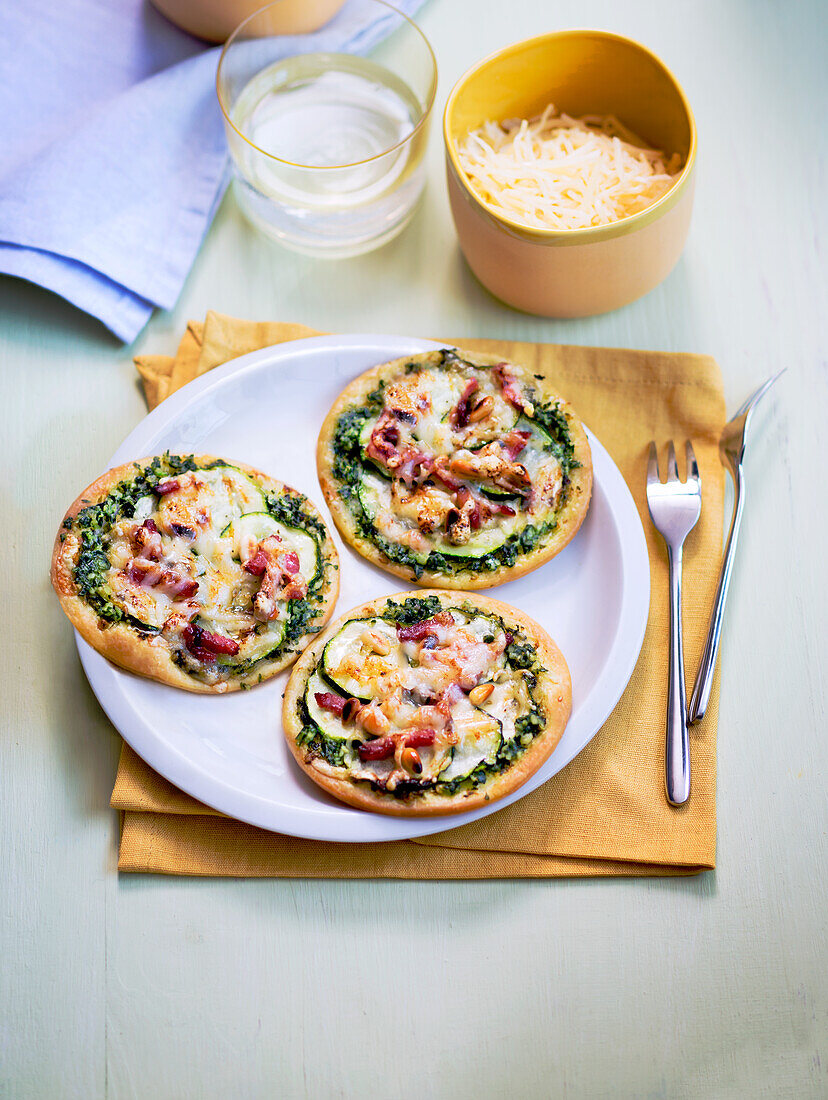 Tarte fine mit Zucchini, Pesto und Speck