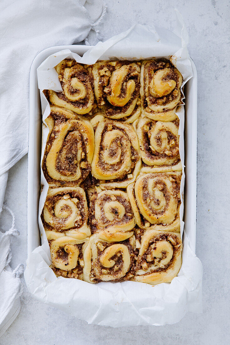 Apple and nut buns with cinnamon