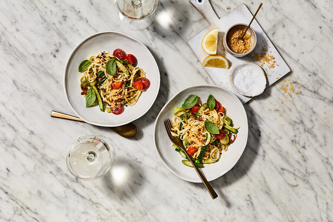 Fettucine mit Kirschtomaten, Zucchini und Basilikum