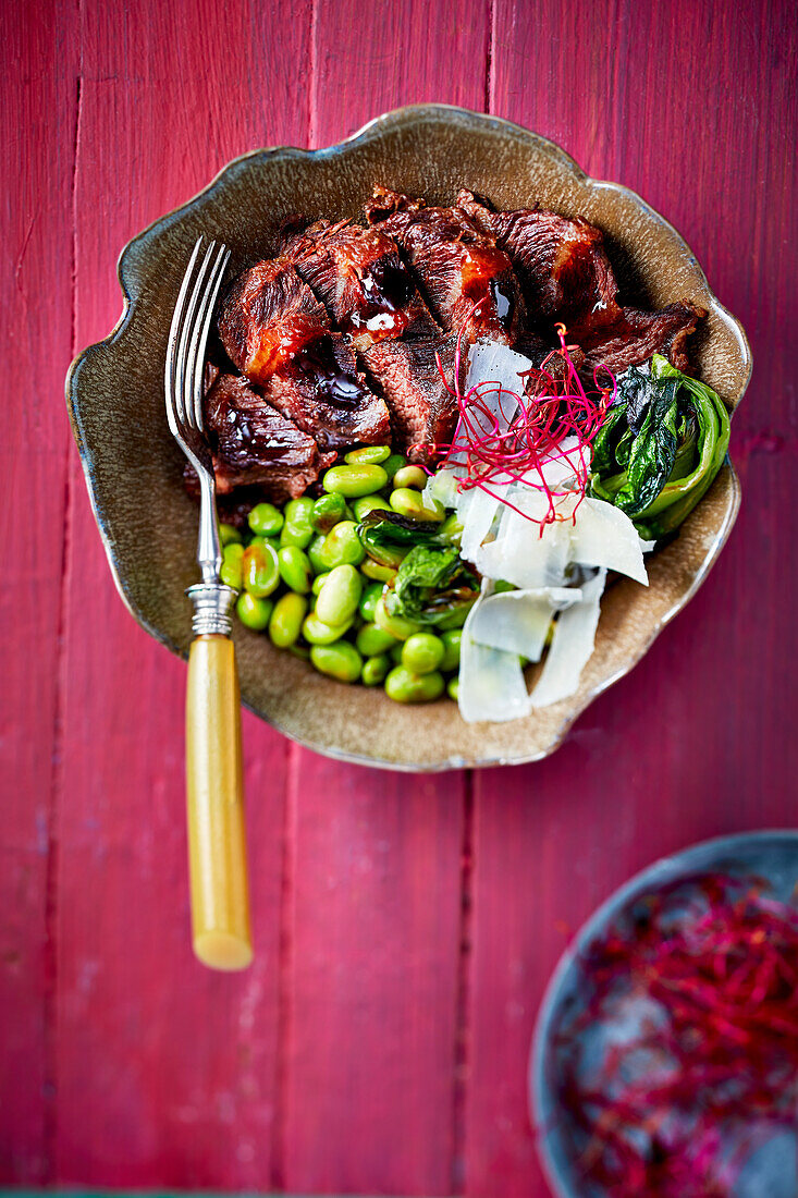 Geschmorte Iberico-Schweinebacken in Sojasauce und grünem Gemüse