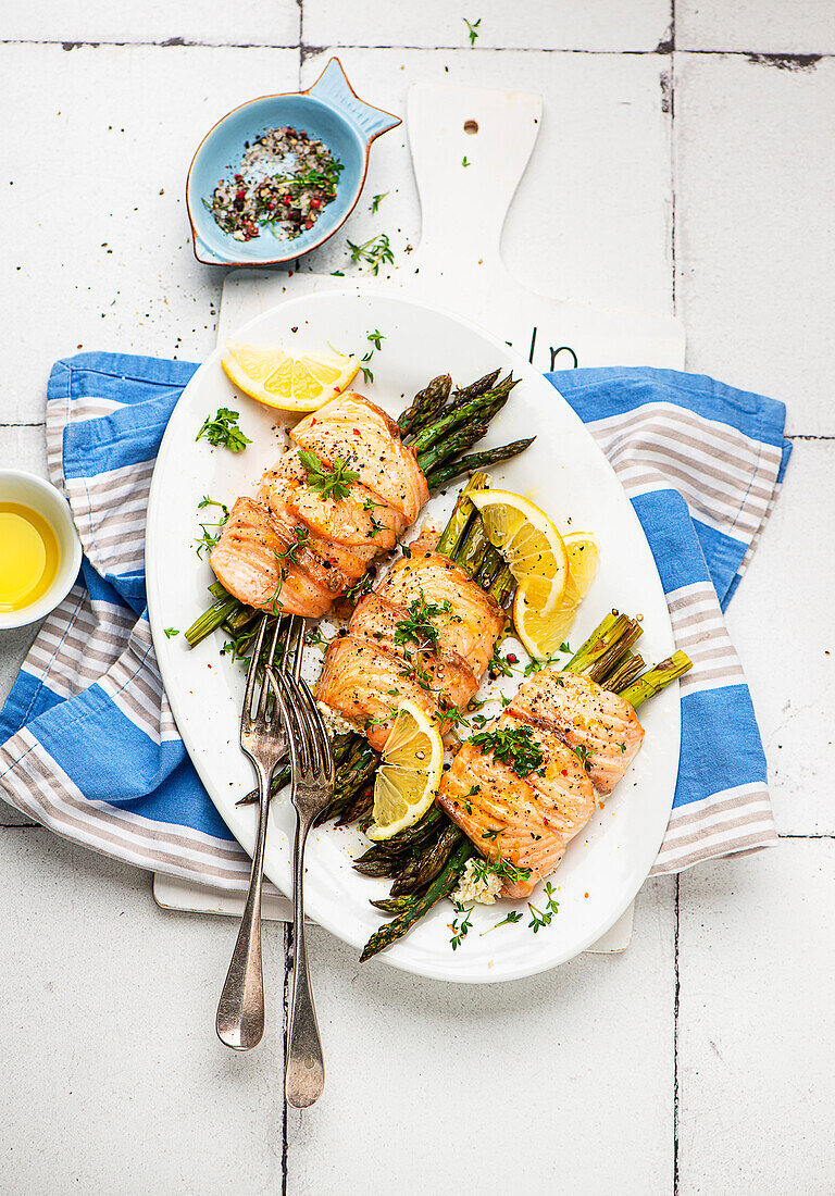 Forellenröllchen mit Topfenfüllung und Spargel