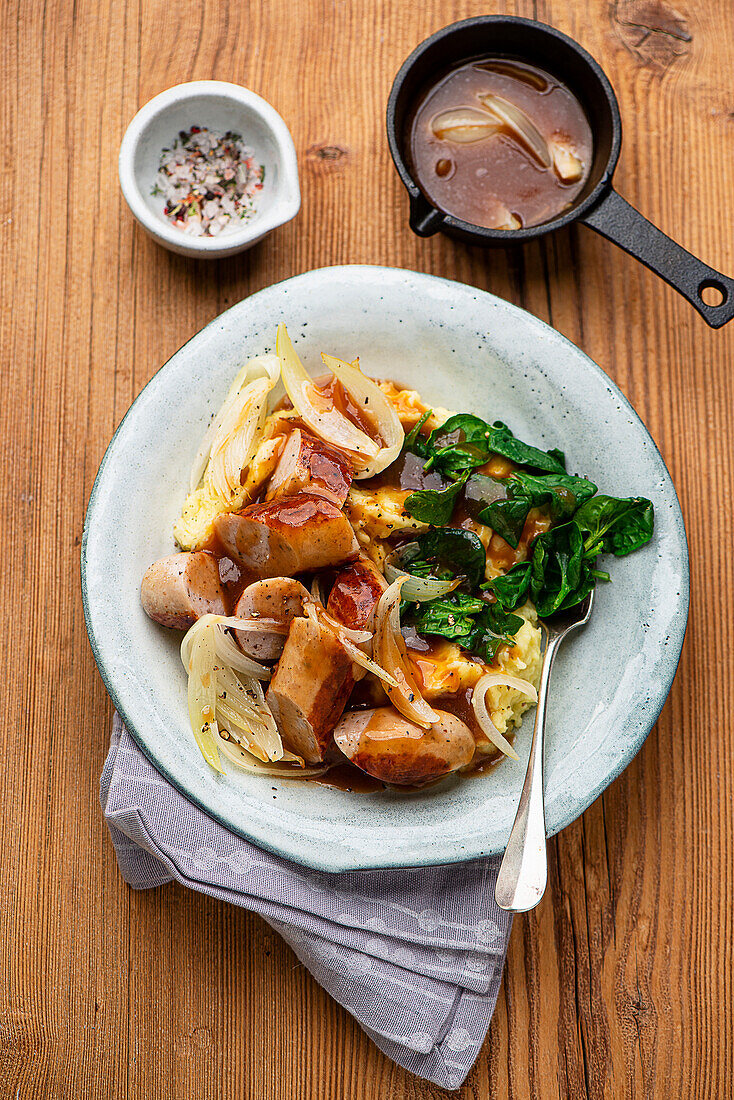 Bratwurst mit Zwiebelsauce und Kartoffelpüree