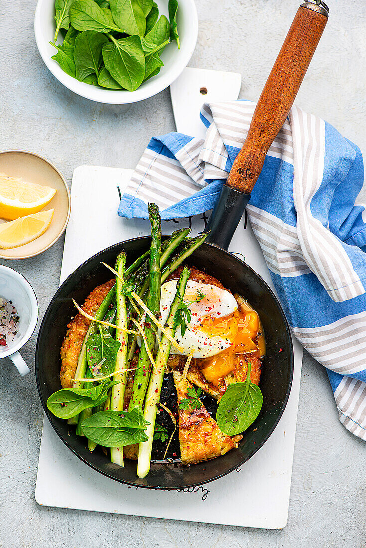 Kartoffelrösti mit Spargel, Spinat und pochiertem Ei