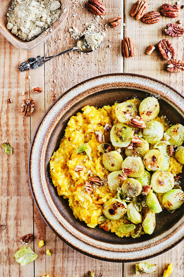 Veganes Kürbis-Risotto mit Rosenkohl und Pekannüssen