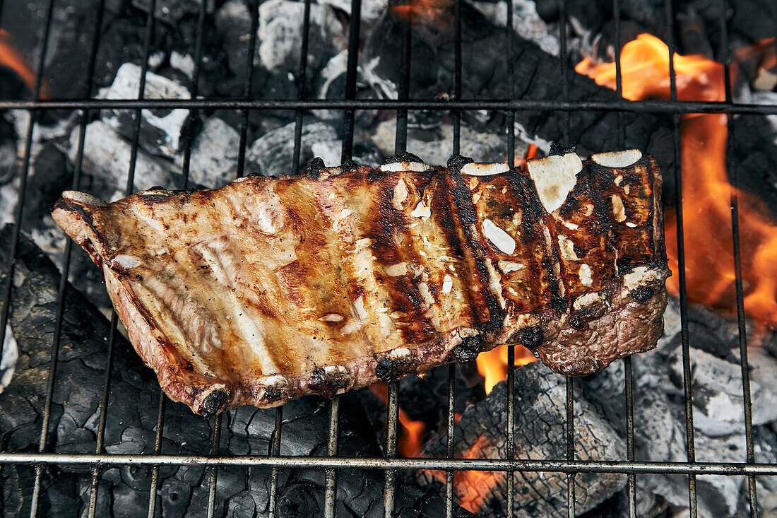 Rindfleisch auf dem Holzkohlegrill