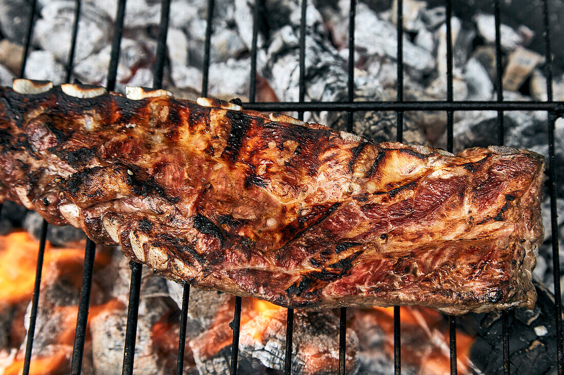 Rindfleisch auf dem Holzkohlegrill