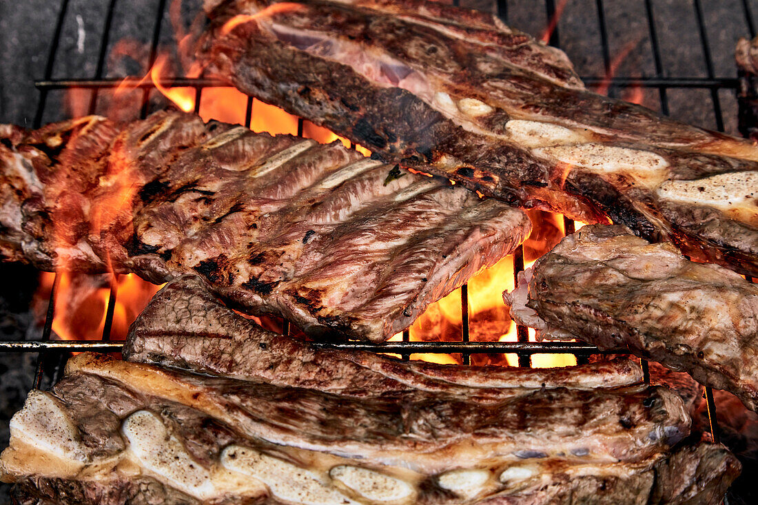 Fleisch auf dem Holzkohlegrill