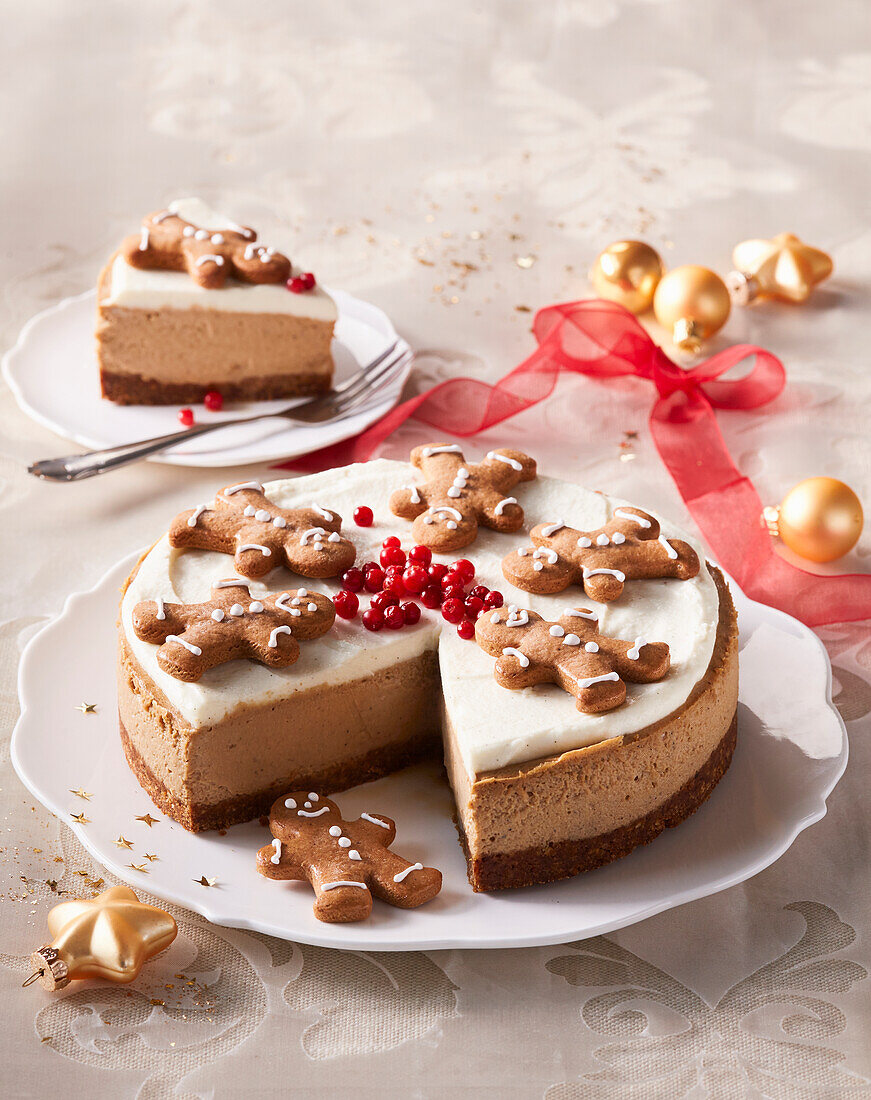 Coffee cheesecake with Christmas gingerbreads