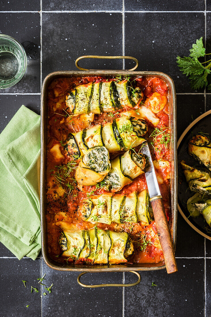 Gefüllte Zucchini-Röllchen mit Brennnesseln (Low Carb)