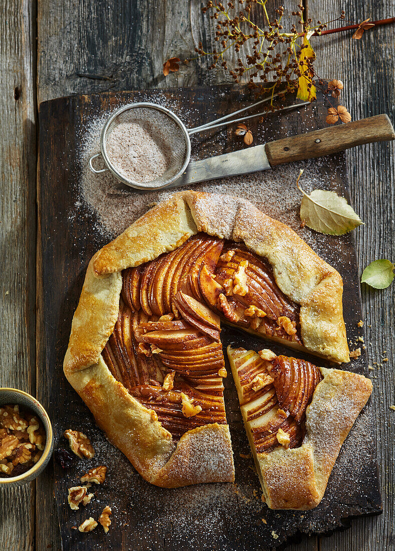 Birnen-Galette mit Zimt und Walnüssen