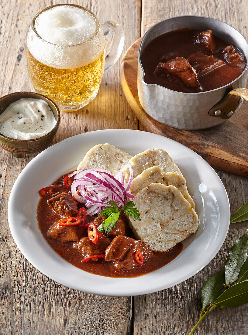 Rindsgulasch mit Karlsbader Klößen