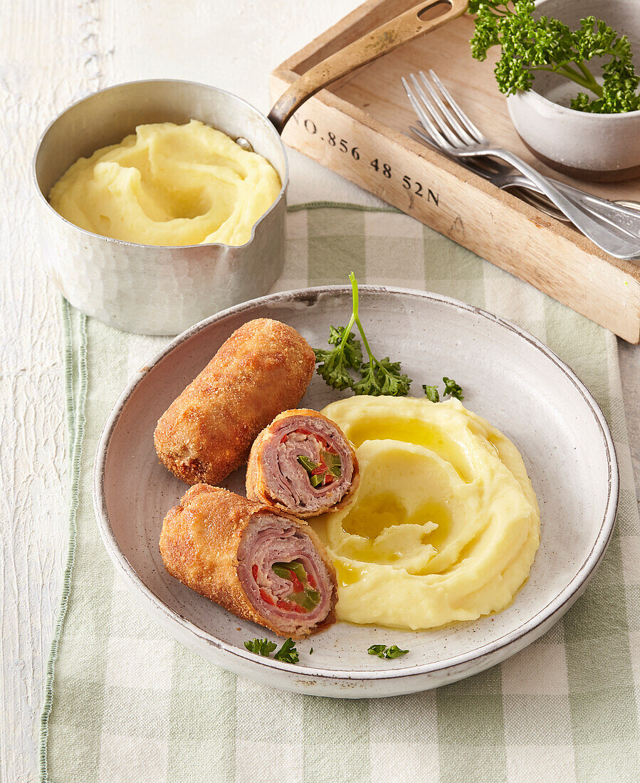 Panierte Schweinefleischröllchen mit Kartoffelpüree