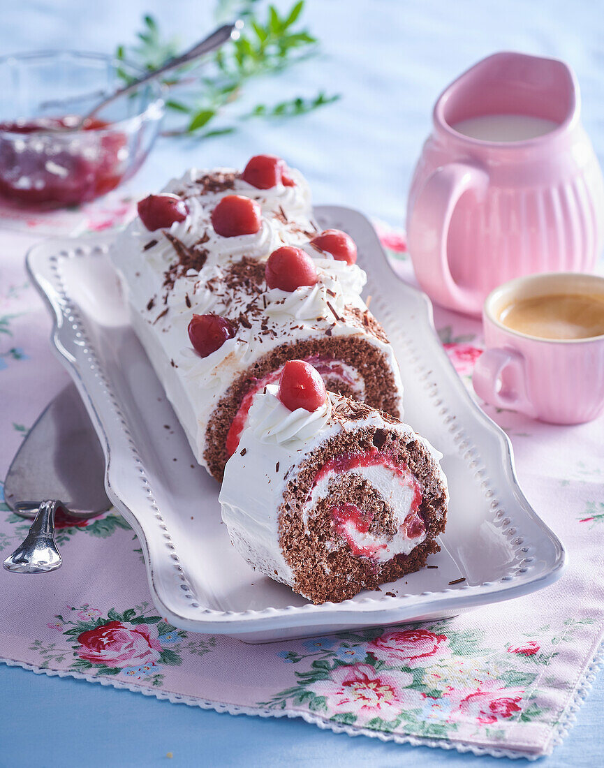 Kaffeekuchenrolle mit Kirschen