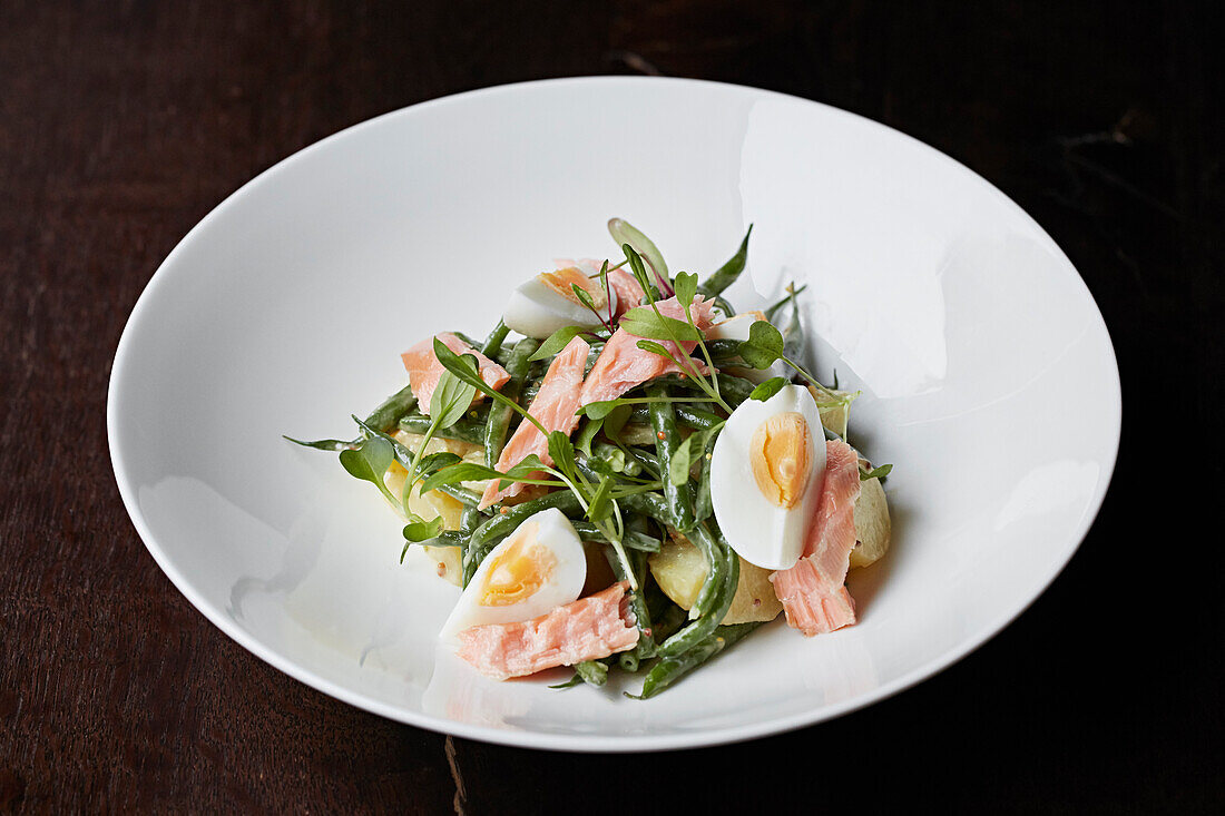 Grüner Bohnensalat mit Lachs und Ei auf Kartoffeln