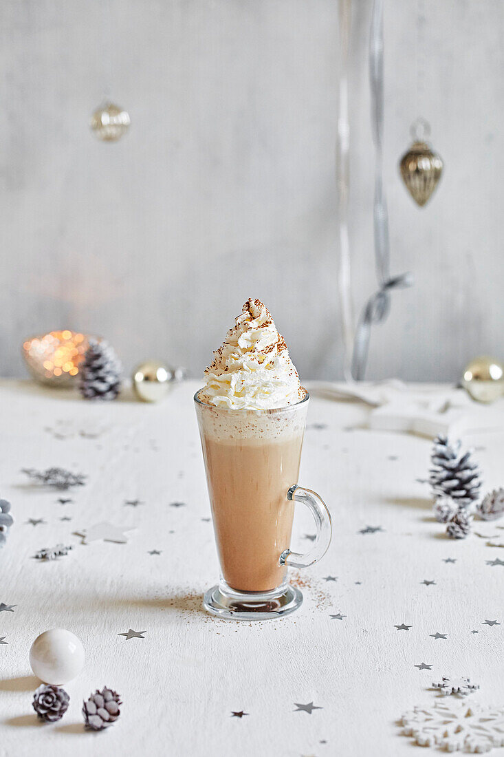 Festlicher Latte mit Sahnehaube