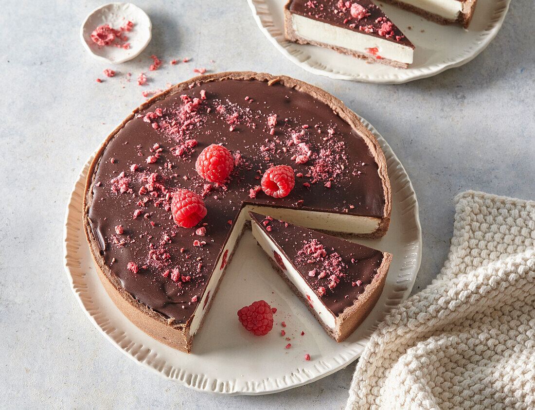 Käsekuchen mit Schokolade und Himbeeren