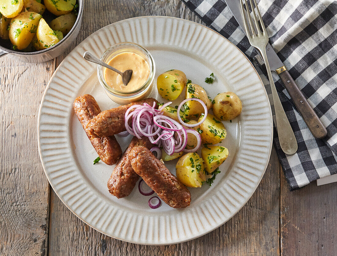 Cevapcici (traditionelle Hackröllchen aus der Balkanküche) mit Petersilienkartoffeln