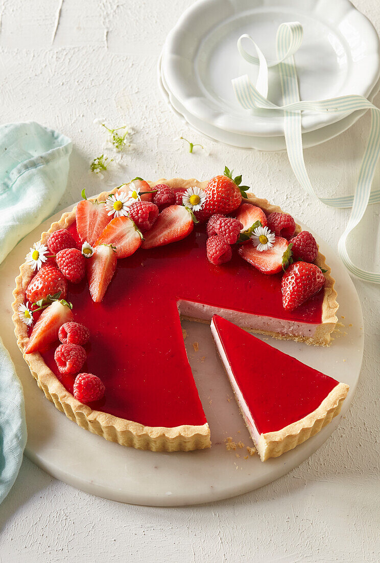 Strawberry cake with raspberry jelly