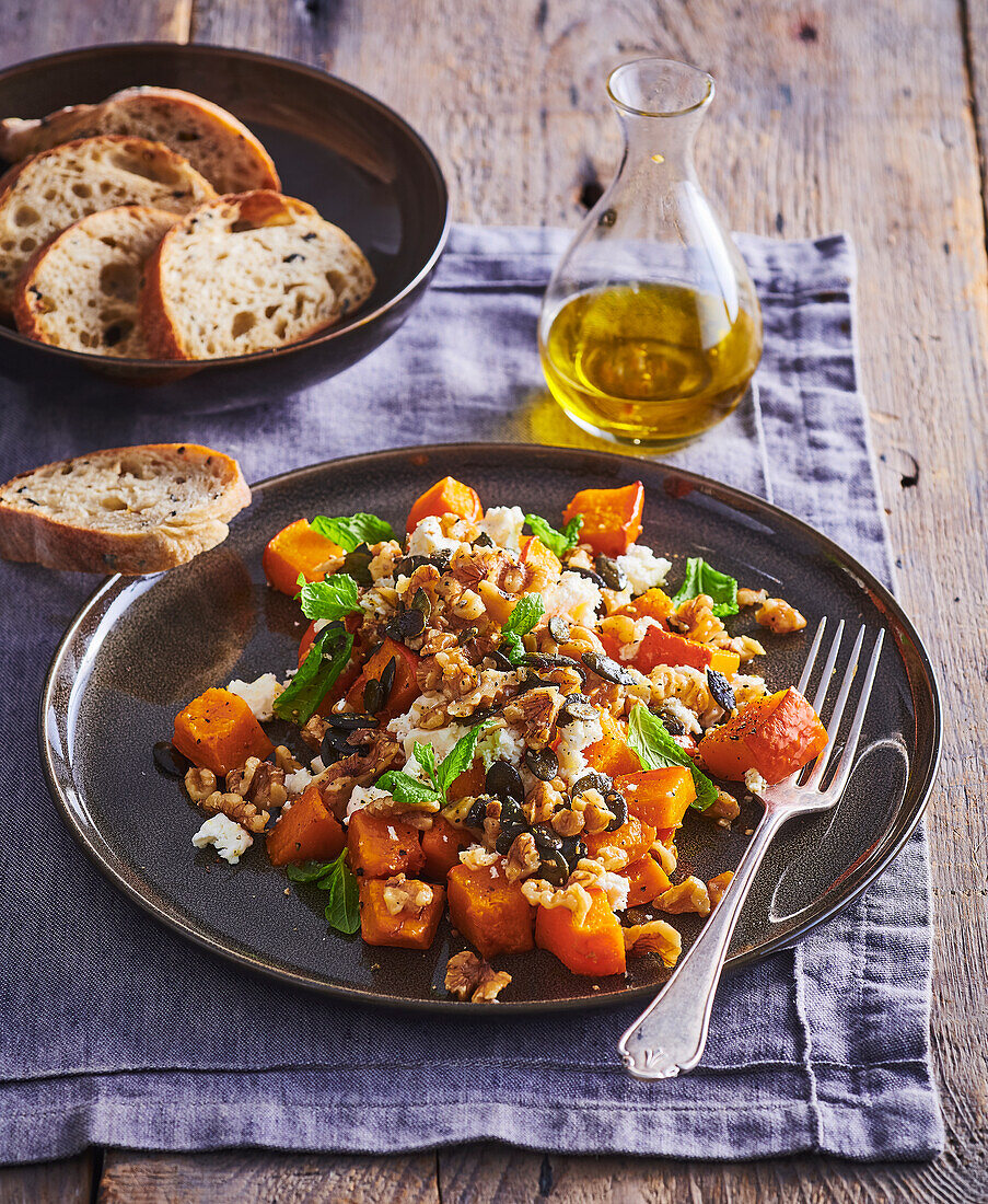 Gebratener Kürbissalat mit Ziegenkäse und Walnüssen