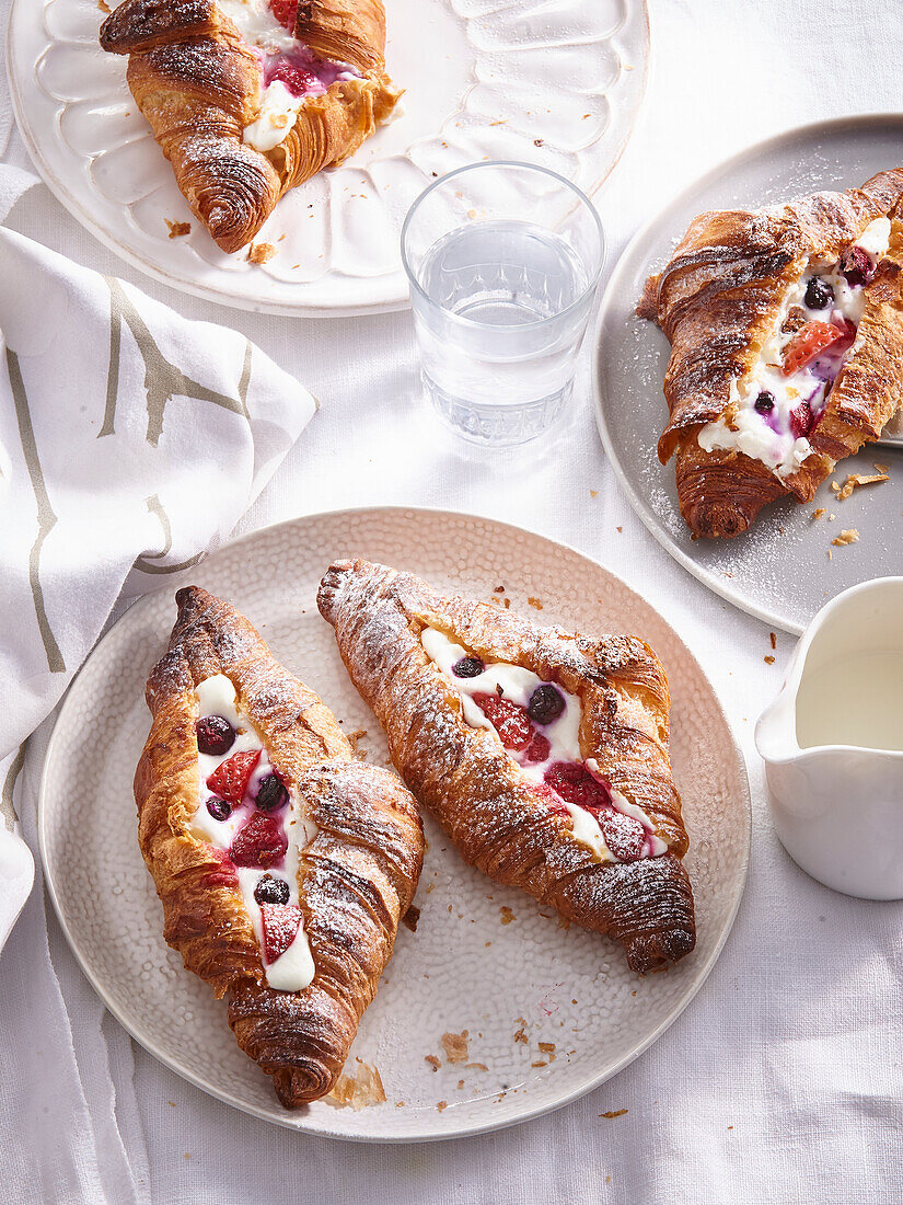 Croissants mit Ricotta und Früchten