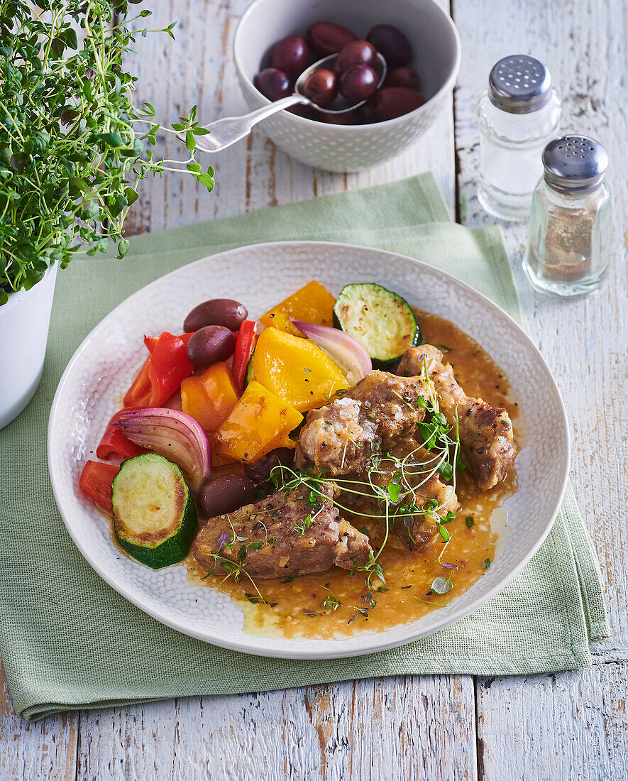 Thymian-Schweinebraten mit Gemüse und Oliven