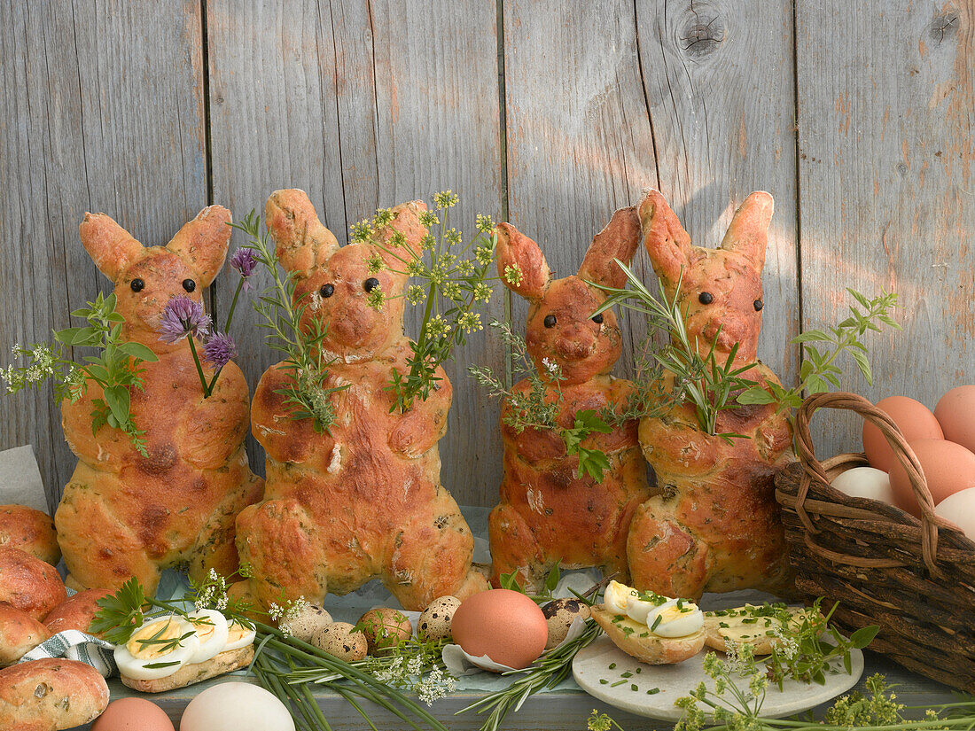 Gebackene Osterhasen aus Brotteig mit Kräutern