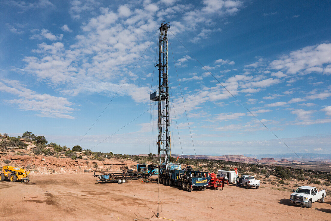 Pulling unit on an oil, Utah, USA
