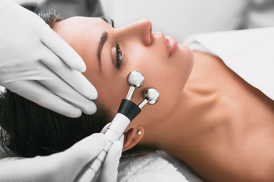 Microcurrent facial