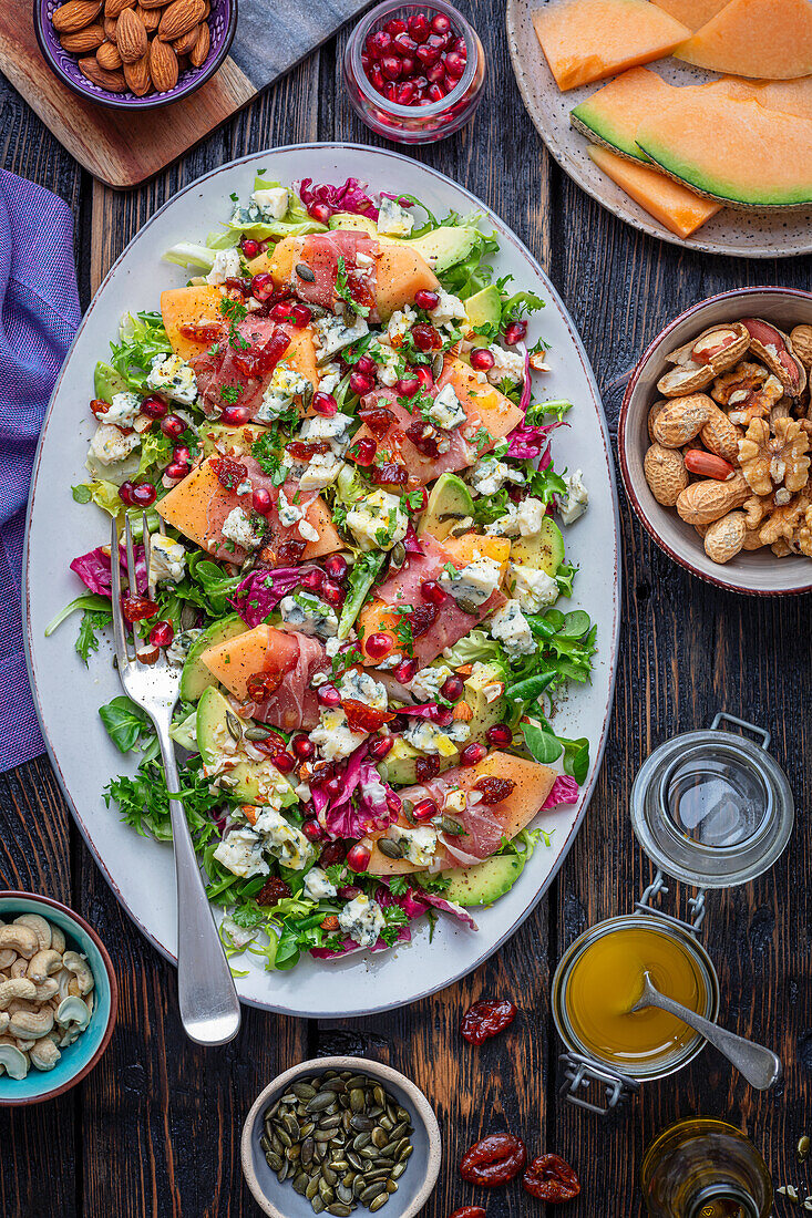 Salat mit Melone, Prosciutto, Gorgonzola und Avocado