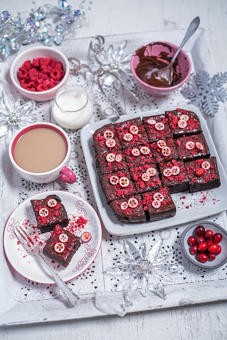 Schokoladenkuchen mit Cranberries und Himbeeren zu Weihnachten