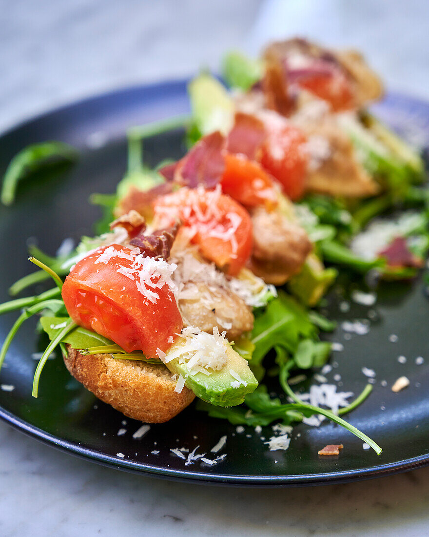 Sandwich mit Hähnchenfleisch, Avocado, Tomaten und Parmesan