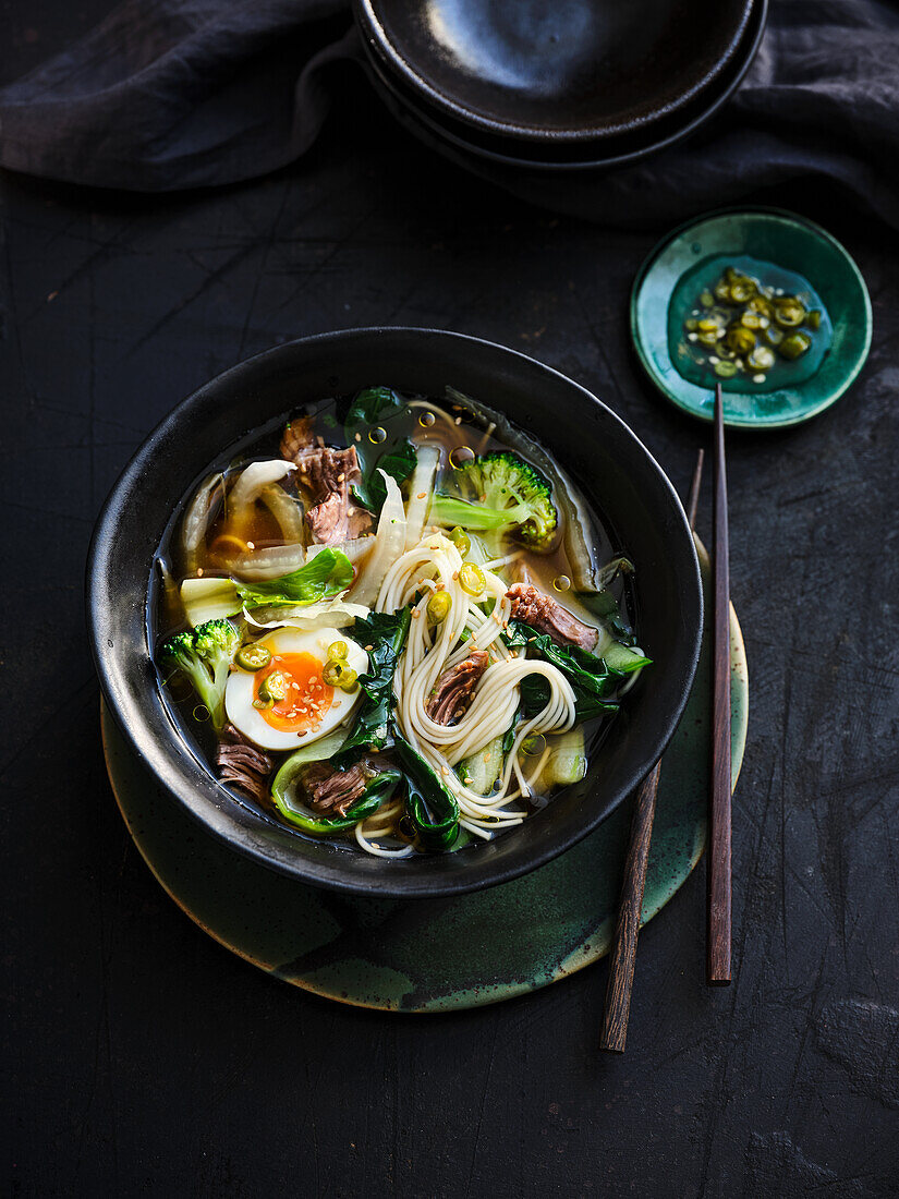 Vietnamesische Pho mit Rindfleisch, Paksoi, Chinakohl und Brokkoli