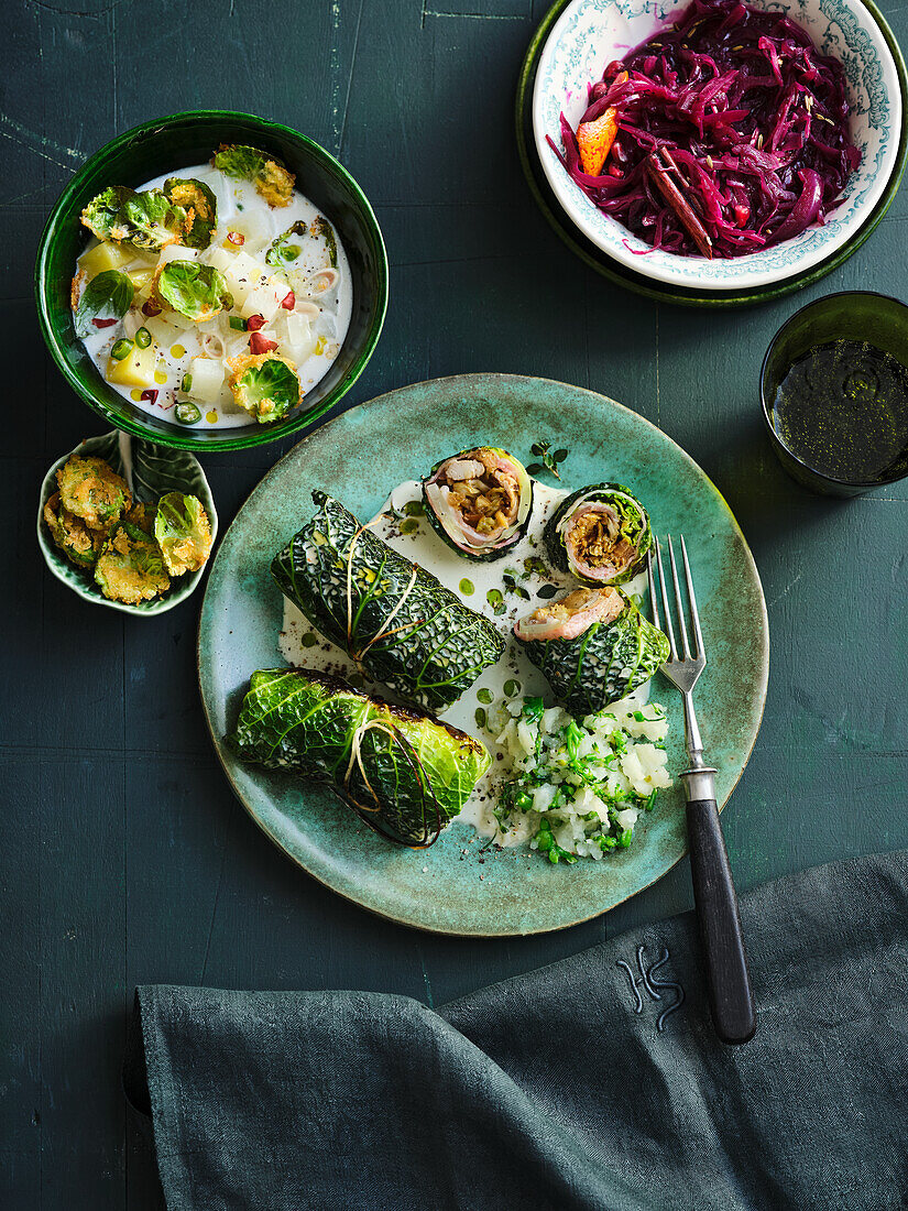 Wirsingrouladen, Kohlrabi-Kokos-Suppe und Rotkohlbeilage